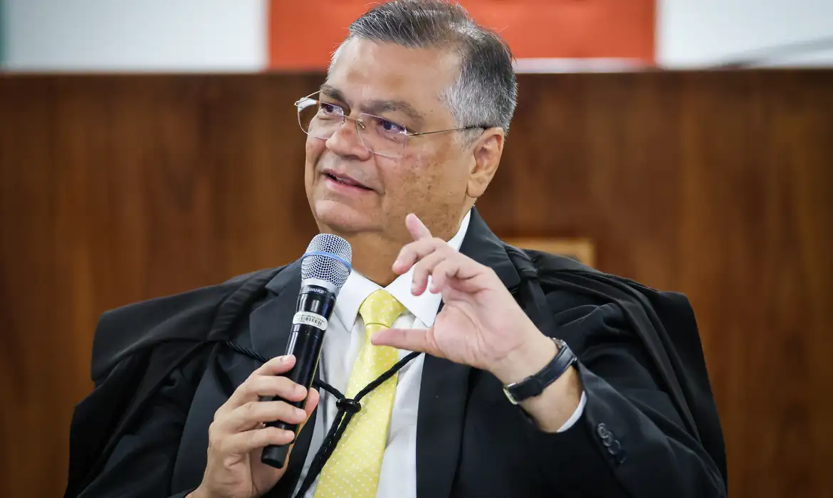 Dino defende Moraes