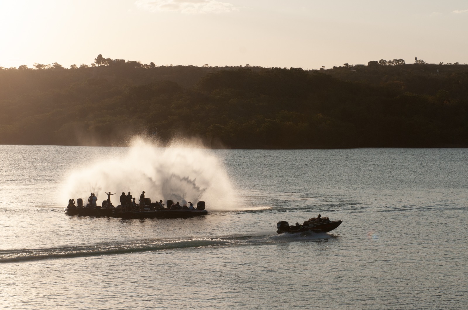 barcos lago