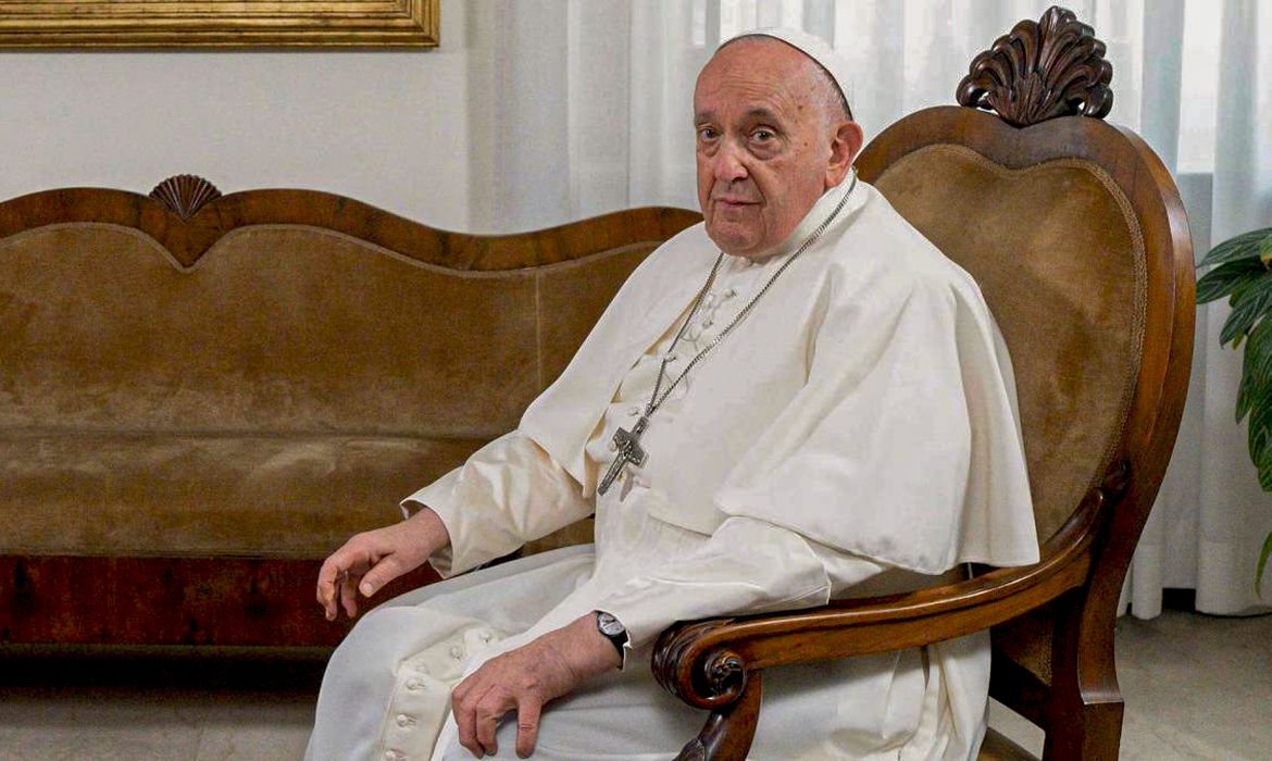 Papa tem crise respiratória