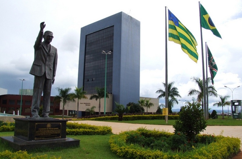 Confira o que abre e fecha
