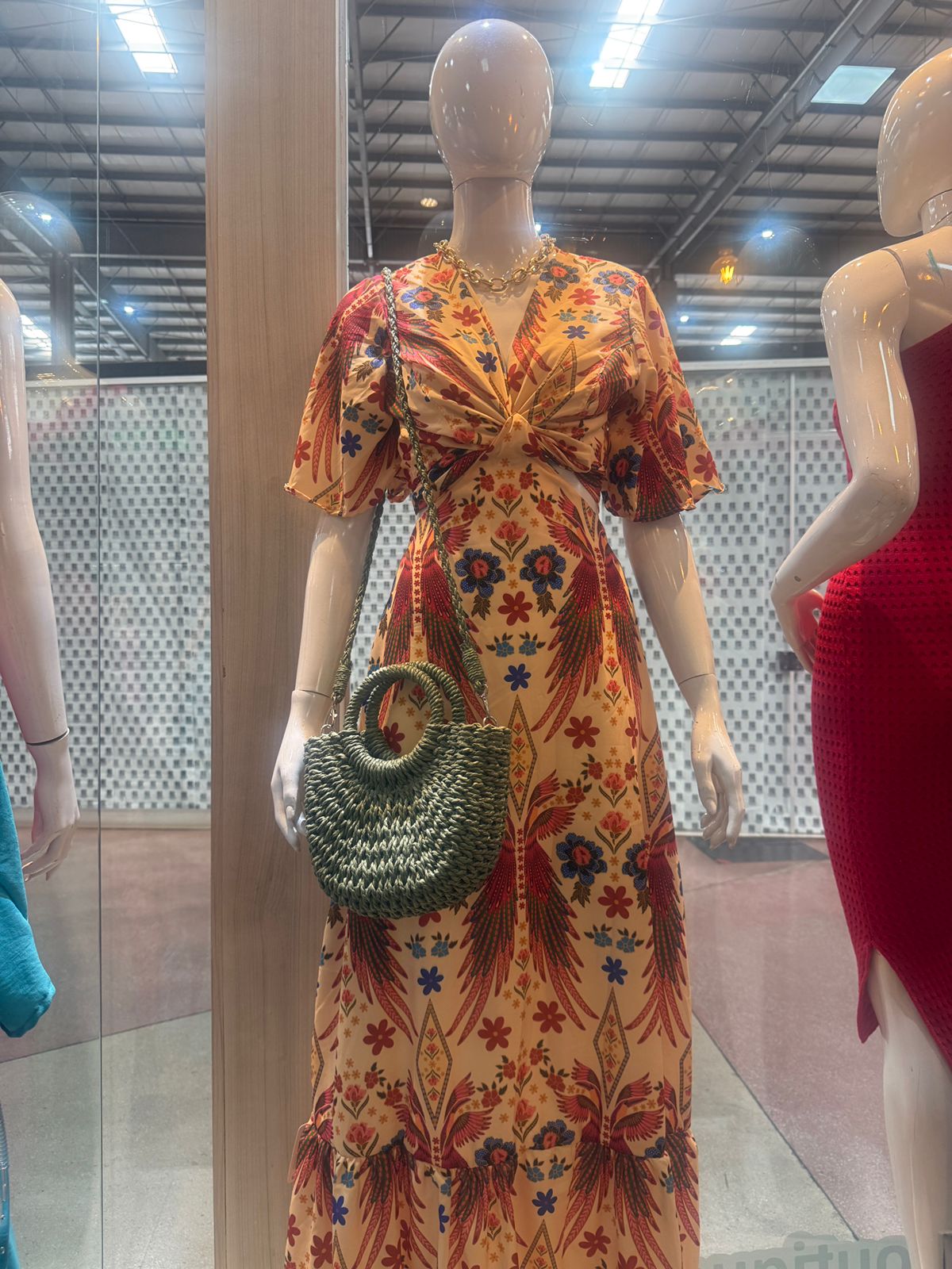 Vestido-longo-estampado-e-bolsa-de-palha-da-Boutique-da-Le