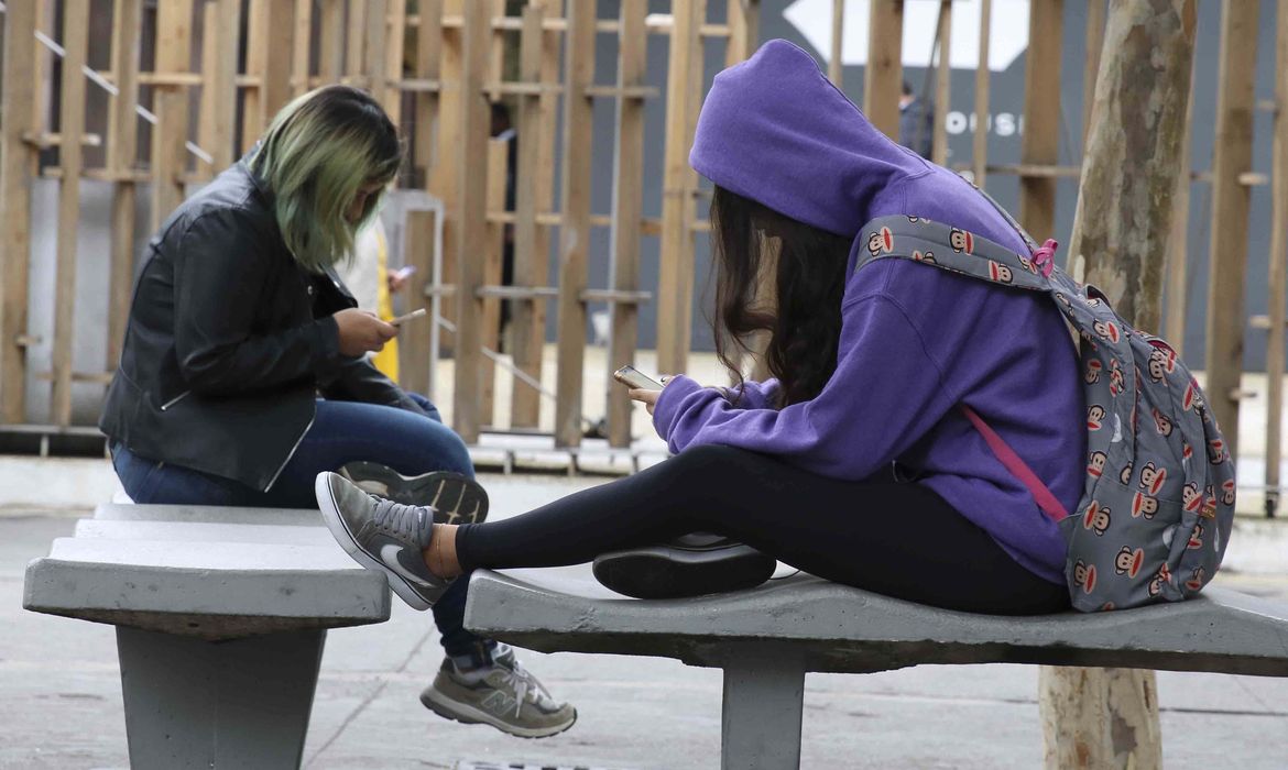 adolescentes no celular