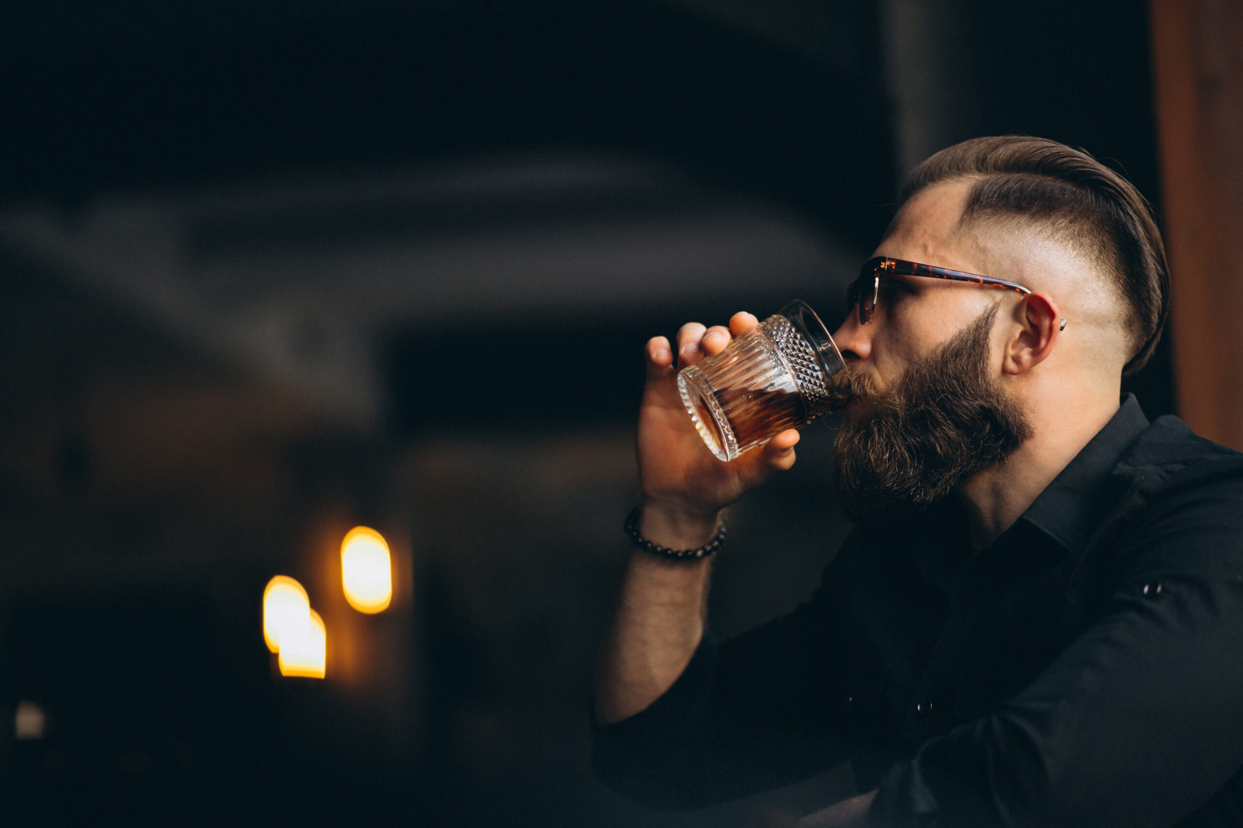 homem bebendo drink