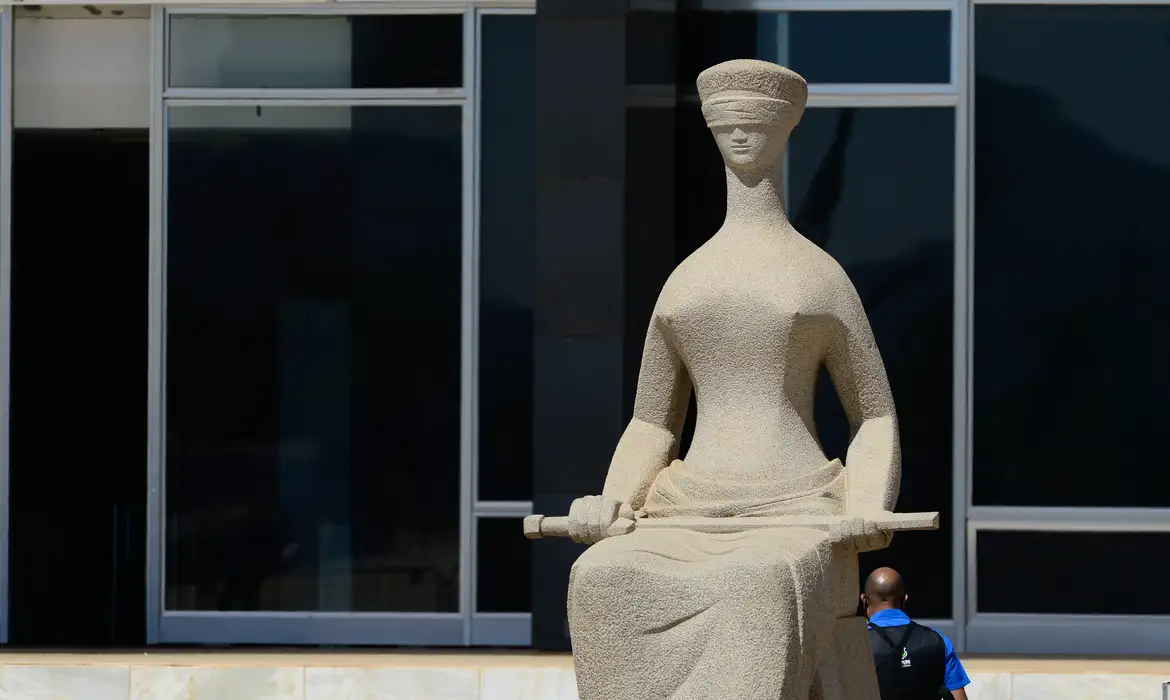 estátua da justiça STF