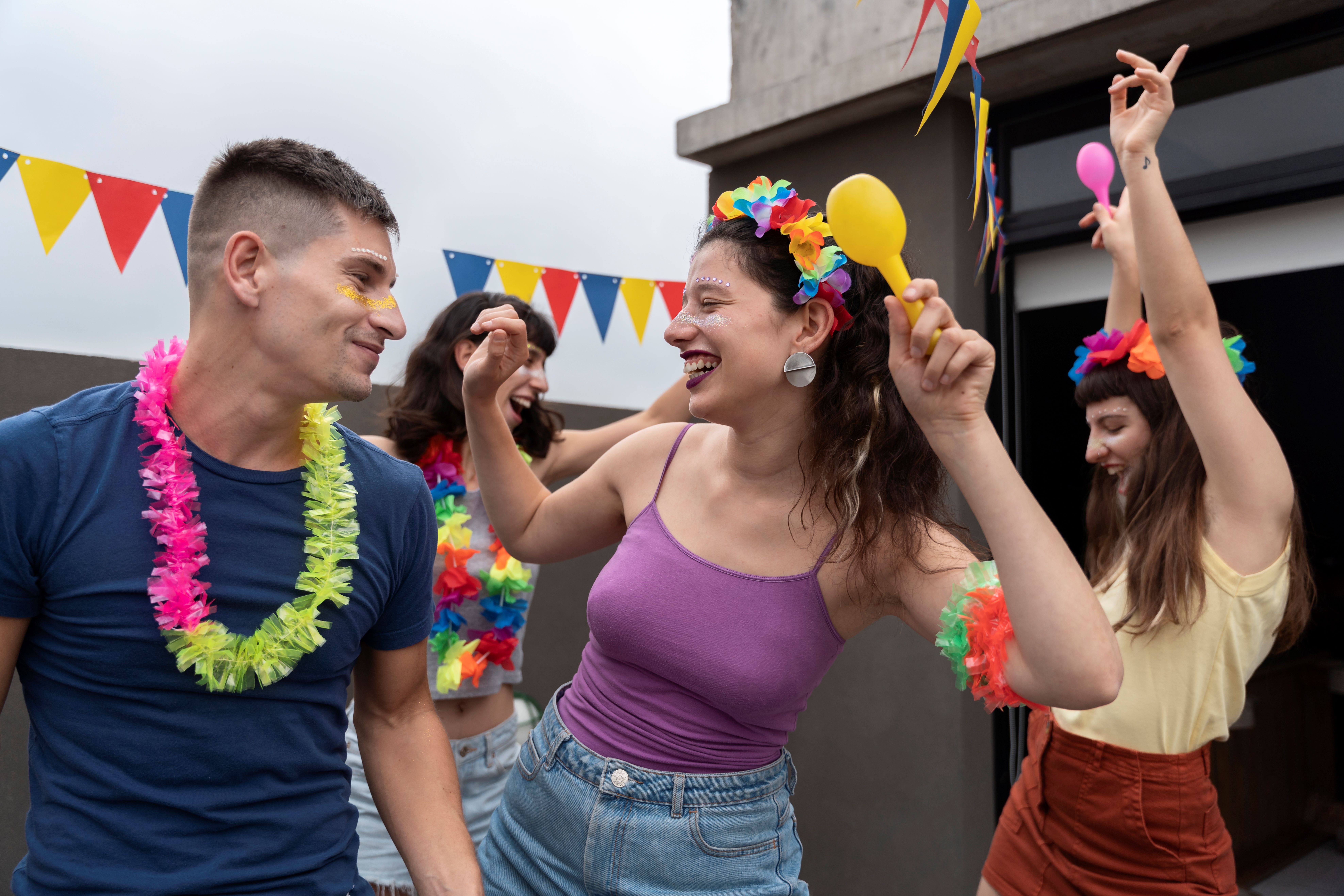 69% dos brasileiros vão passar o Carnaval