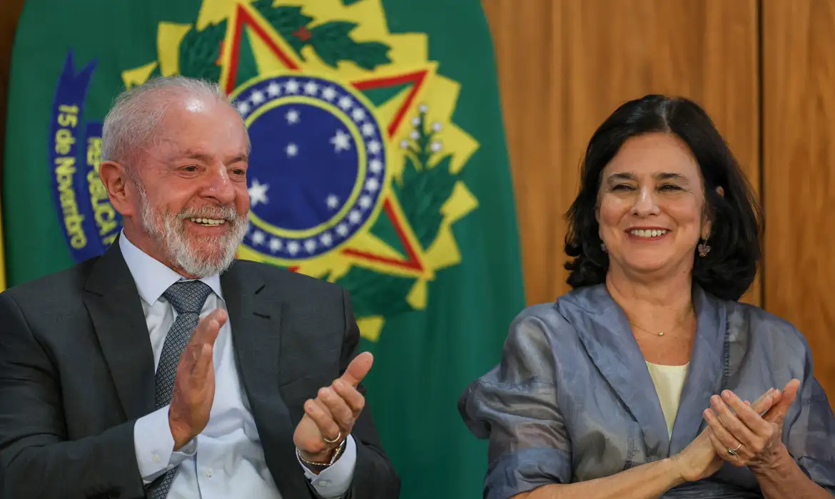 Governo anuncia vacina 100%