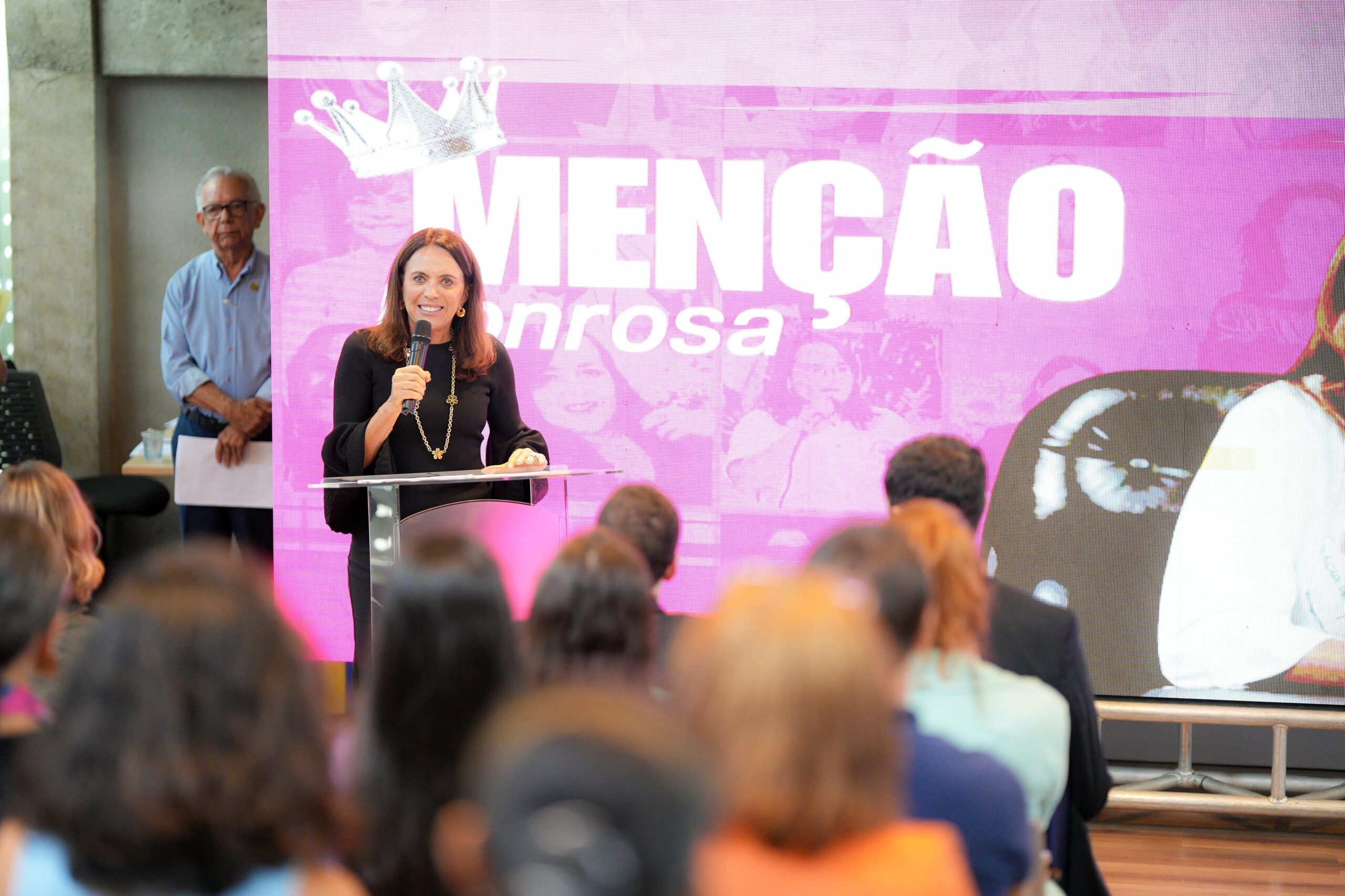 Gracinha Caiado entrega prêmio