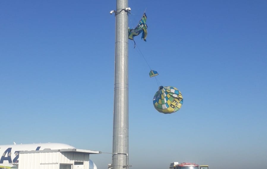 Balão cai em aeroporto