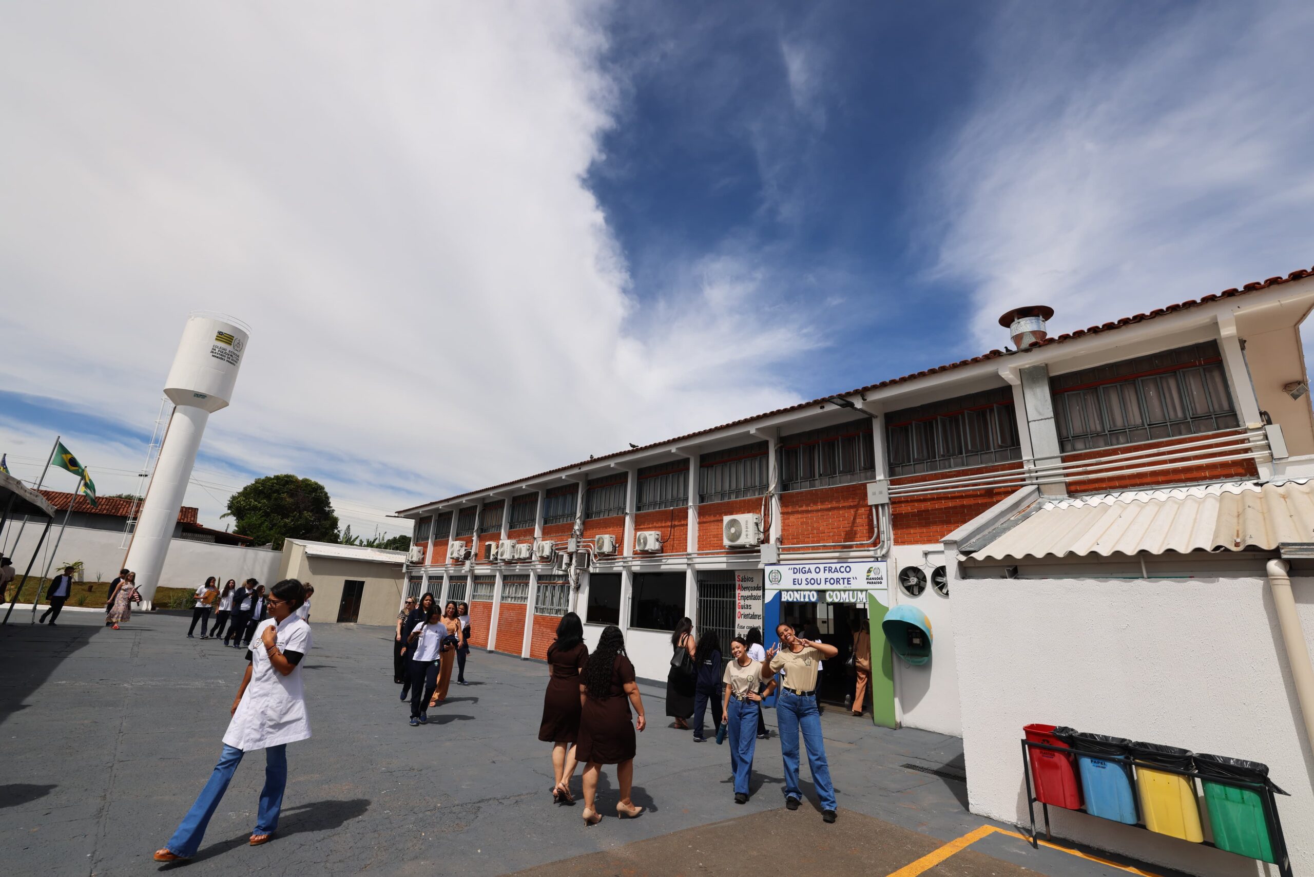 Caiado entrega reforma de colégios