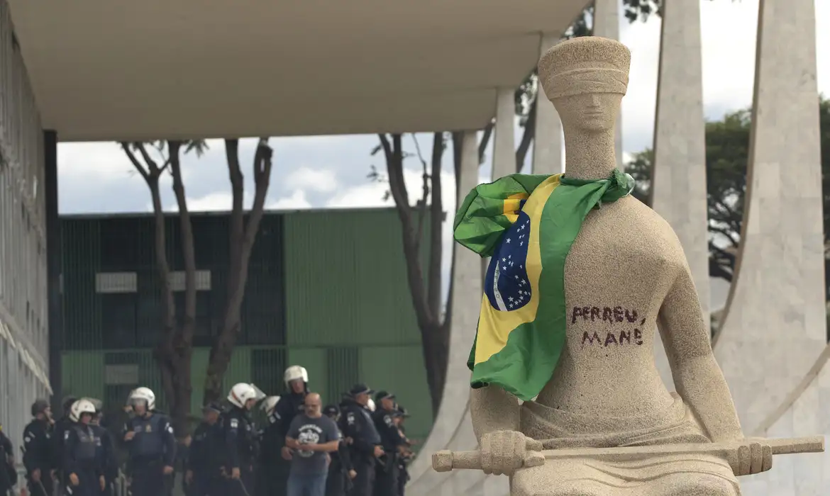 Mulher que pichou estátua
