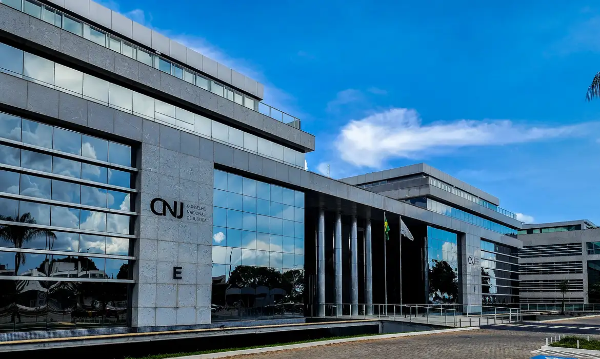 CNJ afasta desembargador por