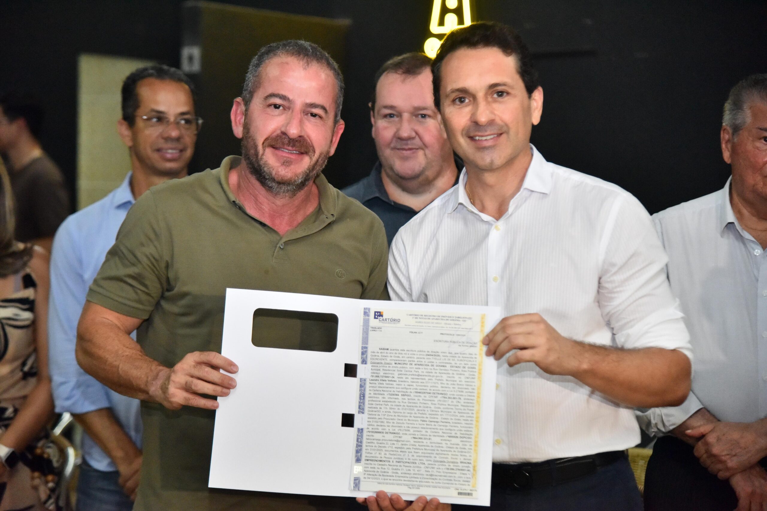 Prefeito de Aparecida entrega escrituras