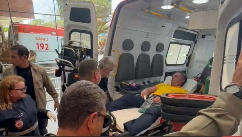Bolsonaro é hospitalizado com dores