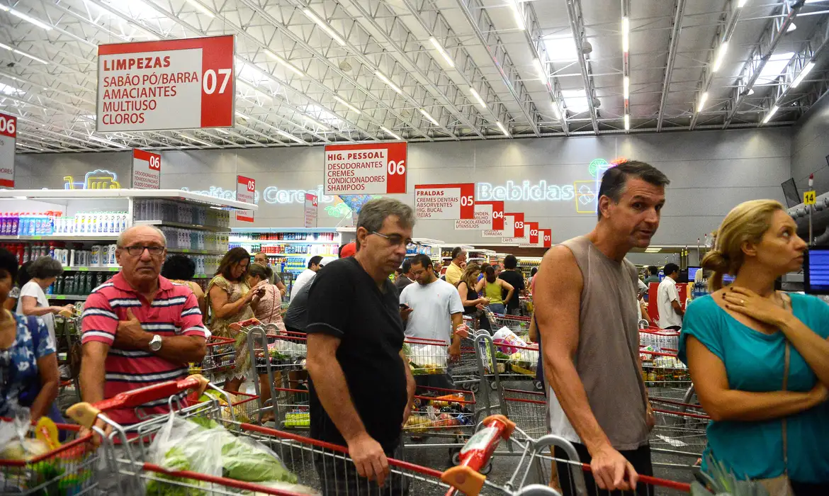 Inflação desacelera e fecha