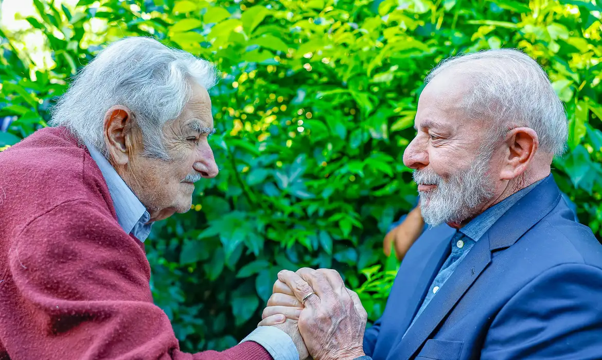 Lula participa de funeral