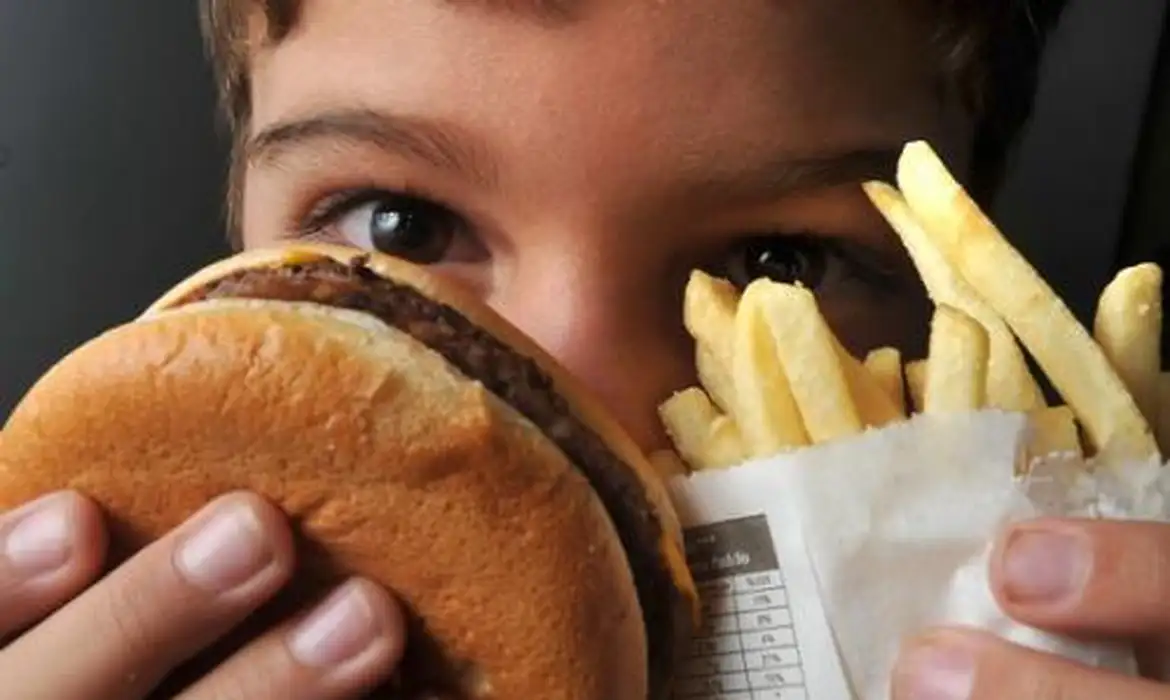 Crianças ou adolescentes acima do peso