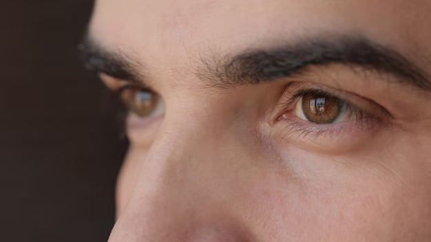 Homens raspando completamente os cílios